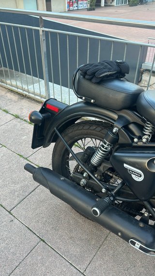 Royal Enfield Moto Negra. Classic 500