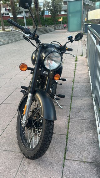 Royal Enfield Moto Negra. Classic 500