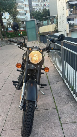 Royal Enfield Moto Negra. Classic 500