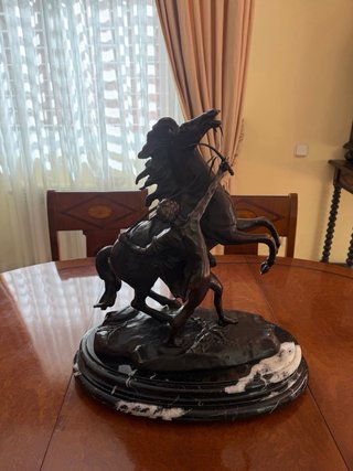 Figura Bronce y Mármol Caballo y jinete “costeau”