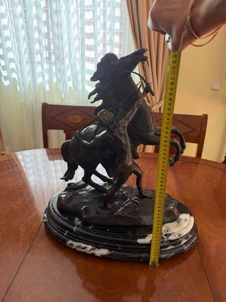 Figura Bronce y Mármol Caballo y jinete “costeau”