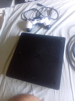 PlayStation 4 Slim 1TB + Mando DualShock 4