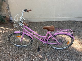 Bicicleta infantil rosa a reparar
