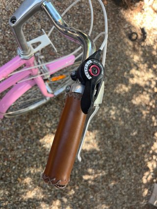 Bicicleta infantil rosa a reparar