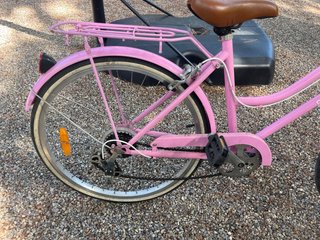 Bicicleta infantil rosa a reparar