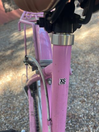 Bicicleta infantil rosa a reparar