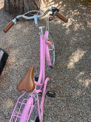 Bicicleta infantil rosa a reparar