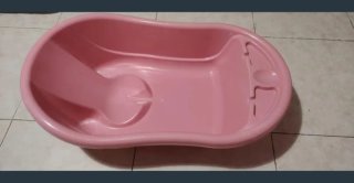 Bañera de plástico rosa para bebé