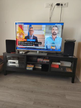 Mueble de TV de IKEA en color negro