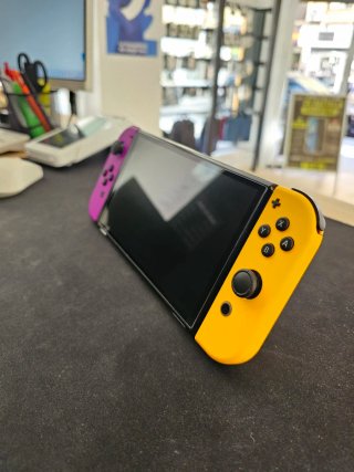 Nintendo Switch OLED Morado y Amarillo