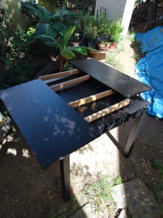 Mesa Extensible IKEA Negra y 4 sillas a juego.