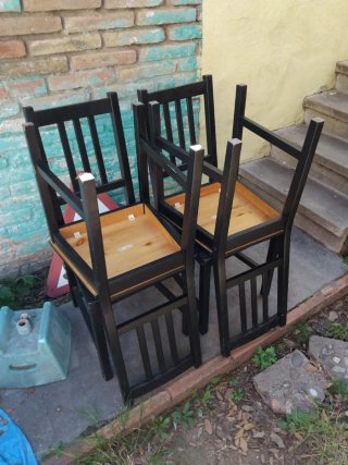 Mesa Extensible IKEA Negra y 4 sillas a juego.