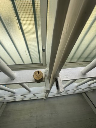 Reja de hierro blanca con llave
