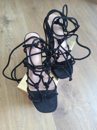 Sandalias negras atadas talla 38