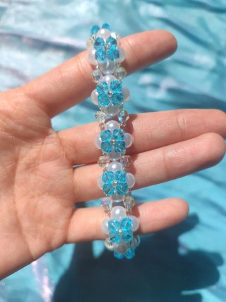 Pulsera Artesanal de Flores Azules y Perlas