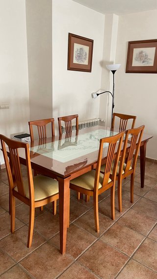 Conjunto de Mesa y 6 Sillas de Madera