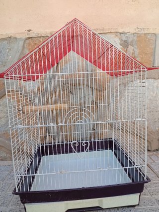 Jaula para pájaros con tres puertas