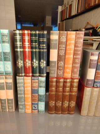 Simulacro LIBROS DECORATIVOS GRUPOS DE 4 LIBROS.