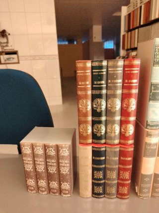 Simulacro LIBROS DECORATIVOS GRUPOS DE 4 LIBROS.