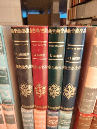 Simulacro LIBROS DECORATIVOS GRUPOS DE 4 LIBROS.