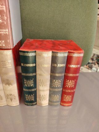 Simulacro LIBROS DECORATIVOS GRUPOS DE 4 LIBROS.