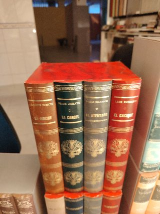 Simulacro LIBROS DECORATIVOS GRUPOS DE 4 LIBROS.