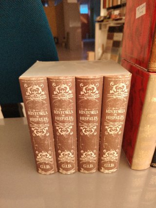 Simulacro LIBROS DECORATIVOS GRUPOS DE 4 LIBROS.