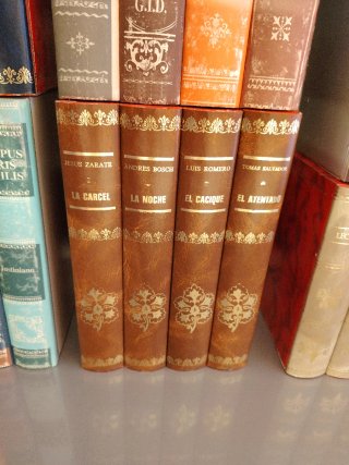 Simulacro LIBROS DECORATIVOS GRUPOS DE 4 LIBROS.