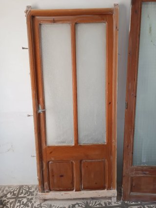 Puerta antigua madera y cristal