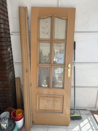 Puerta de madera con cristal