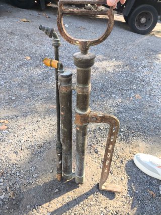 Bomba de agua antigua