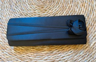 Bolso de fiesta azul oscuro con flor