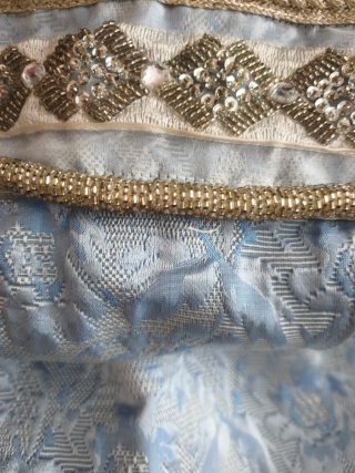 Vestido azul con abalorios y detalles con brillito