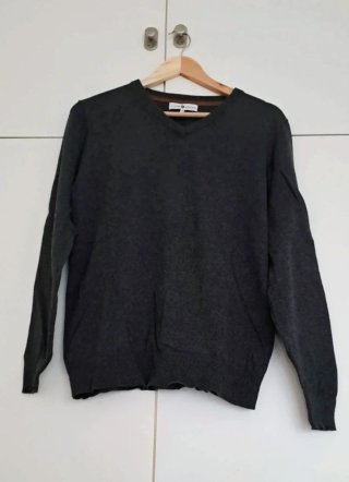 Jersey Gris Oscuro Cuello de Pico