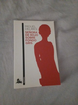 Señora de rojo sobre fondo gris