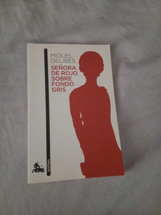 Señora de rojo sobre fondo gris