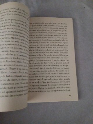 Señora de rojo sobre fondo gris