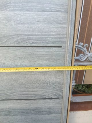 Puerta de madera maciza gris con diseño