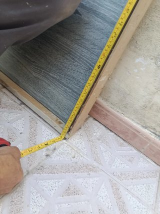 Puerta de madera maciza gris con diseño
