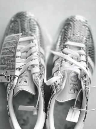 Zapatillas Adidas Plata efecto piel de cerpiente