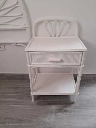 Conjunto de Cabecero, Mesita de Ratán y estante.