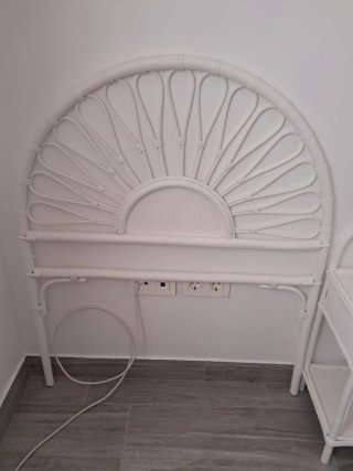 Conjunto de Cabecero, Mesita de Ratán y estante.