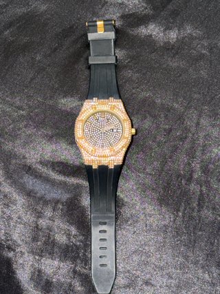 Reloj de Lujo Dorado y Negro con Diamantes
