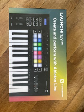 Teclado Controlador Novation Launchkey 25