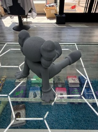 Figura Kaws Decoración Gris