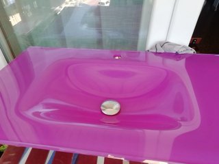 Pica de lavabo de baño de vidrio de color morado.