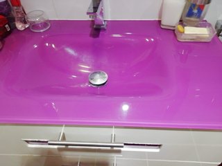 Pica de lavabo de baño de vidrio de color morado.