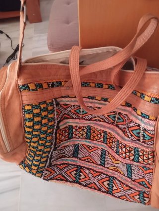 Bolsa de viaje de cuero con diseño étnico