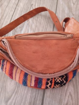 Bolsa de viaje de cuero con diseño étnico