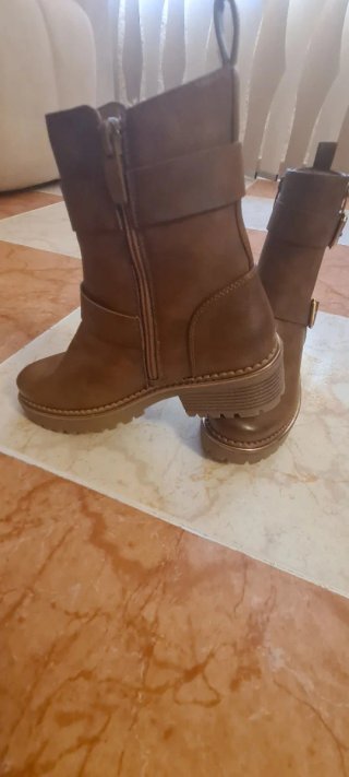 Botas Marrones con Hebillas